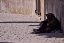 Era un pobre mendigo que estaba a la puerta del templo, esperando una simple moneda para poder sobre­vivir.