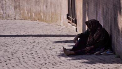 Era un pobre mendigo que estaba a la puerta del templo, esperando una simple moneda para poder sobre­vivir.