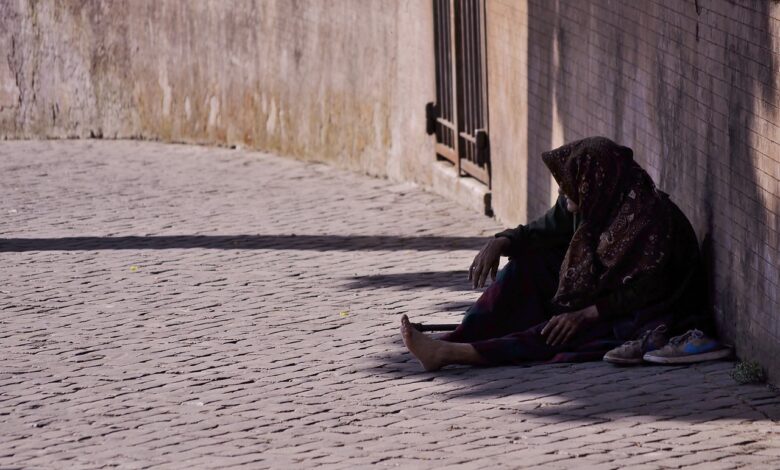 Era un pobre mendigo que estaba a la puerta del templo, esperando una simple moneda para poder sobre­vivir.