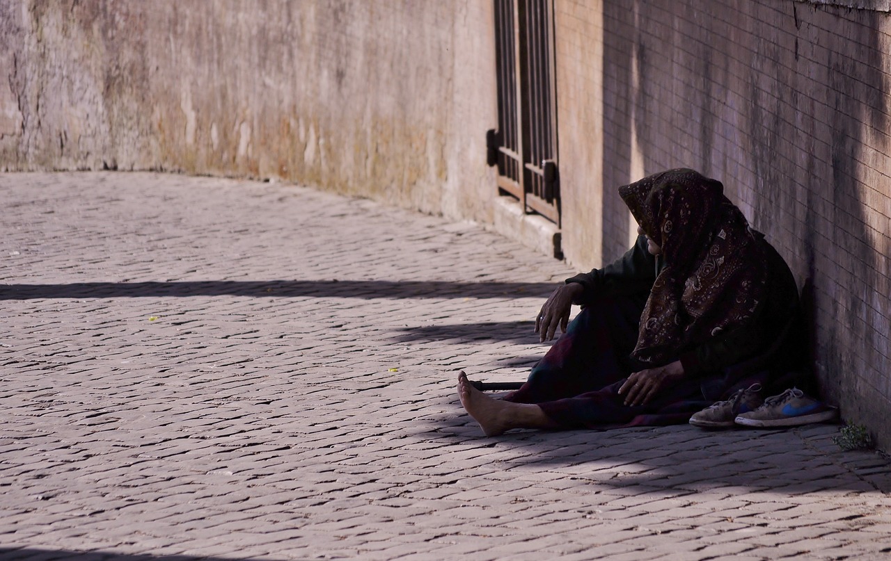 Era un pobre mendigo que estaba a la puerta del templo, esperando una simple moneda para poder sobre­vivir.