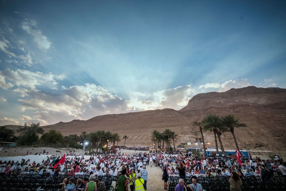 Miles de peregrinos cristianos asisten a la fiesta de la celebración de los Tabernáculos en Ein Gedi, cerca del Mar Muerto, 06 de octubre 2017 (Embajada Cristiana Internacional Jerusalén)